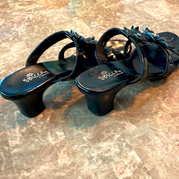 SBICCA size 9 black floral slip-on sandals. Each sandal has 2 flowers w/ studs - Picture 3 of 4